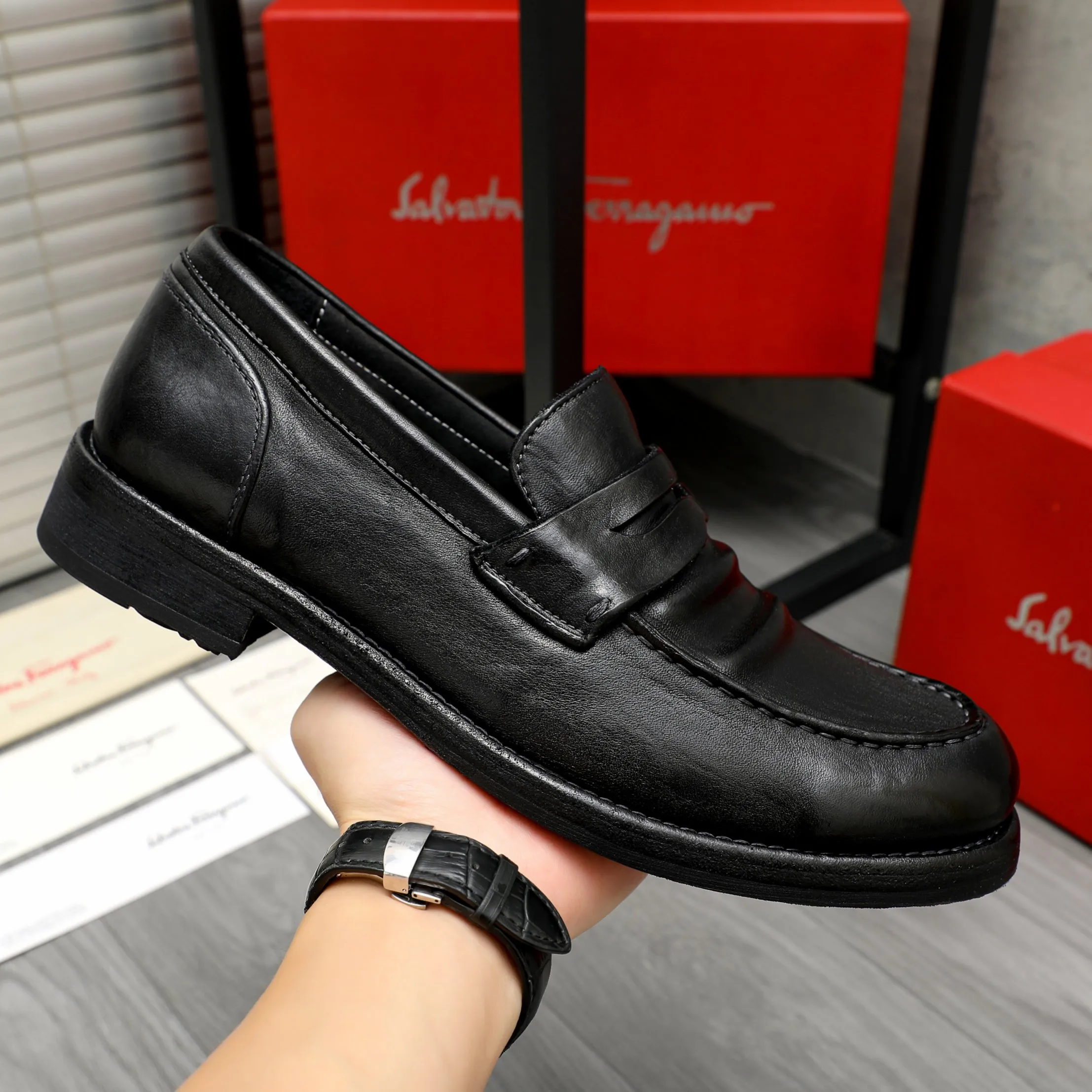 Men's shoes 💰880 Product trademark: LV "Louis Vuitton" business casual slip-on leather shoes Regular size: 37-46 Product materials: Selected high-quality cowhide upper, pigskin lining, rubber outsole